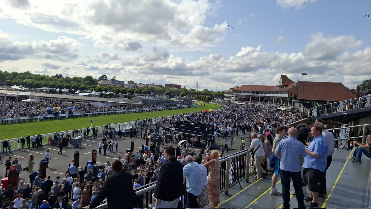 SCoaty's tweet photo. Great day at @ChesterRaces yesterday  with @robertblythin #chesterraces https://t.co/Yh7vaqqmJY