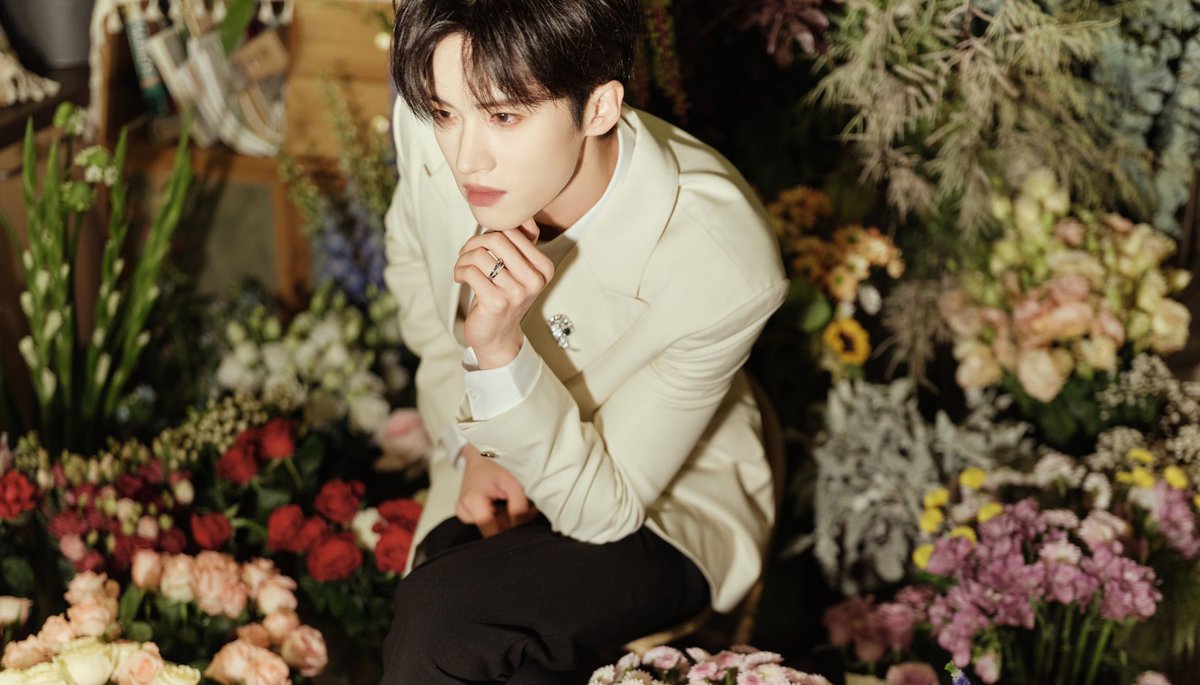 oiyanan's tweet photo. Sitting here among the flowers, still hoping you'd pick me. https://t.co/hScZjjDhUU