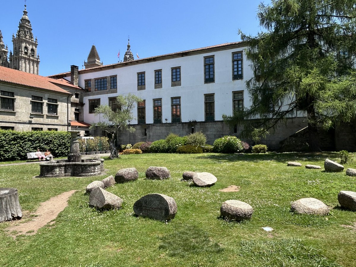 DeasyPamela's tweet photo. #Day166 of #200daysofwalking #lunchtimewalk 

Sunday and a mere 26 degrees currently 

Back to the Office now 😎

#SantiagodeCompostela https://t.co/PDXwW56zru