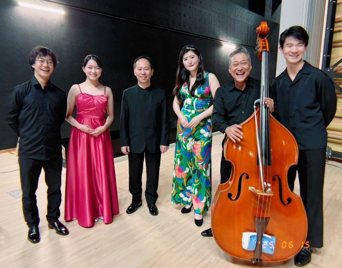 AyanoKamimura's tweet photo. 埼玉県にて
シューベルトの鱒、ショパンピアノ協奏曲(室内楽版)
久しぶりにスタンダードな曲目を素晴らしい皆様と演奏できて、心に音楽の栄養が染みた良き二日間でした。

流石安定 黒木岩寿さん
最高のグルーヴ感 松本和将さん
スイス仲間 福田廉之介さん
初めましての橘和美優さん、森野開さん
🫶☺️ https://t.co/skcyPeKuCp