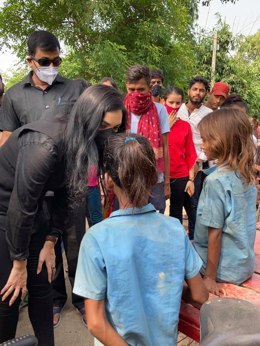 बच्चों से मिलने गए हैं तो बच्चों को स्पर्श भी नहीं कर रहे हैं मास्क अलग लगाया हुआ है।

सोशल मीडिया तक सीमित पार्टी के नेता और कार्यकर्ता भेदभाव करते हुए मास्क लगाकर गरीब बच्चों से मिलते हैं ।

ये ढोंग नहीं तो और क्या है ?