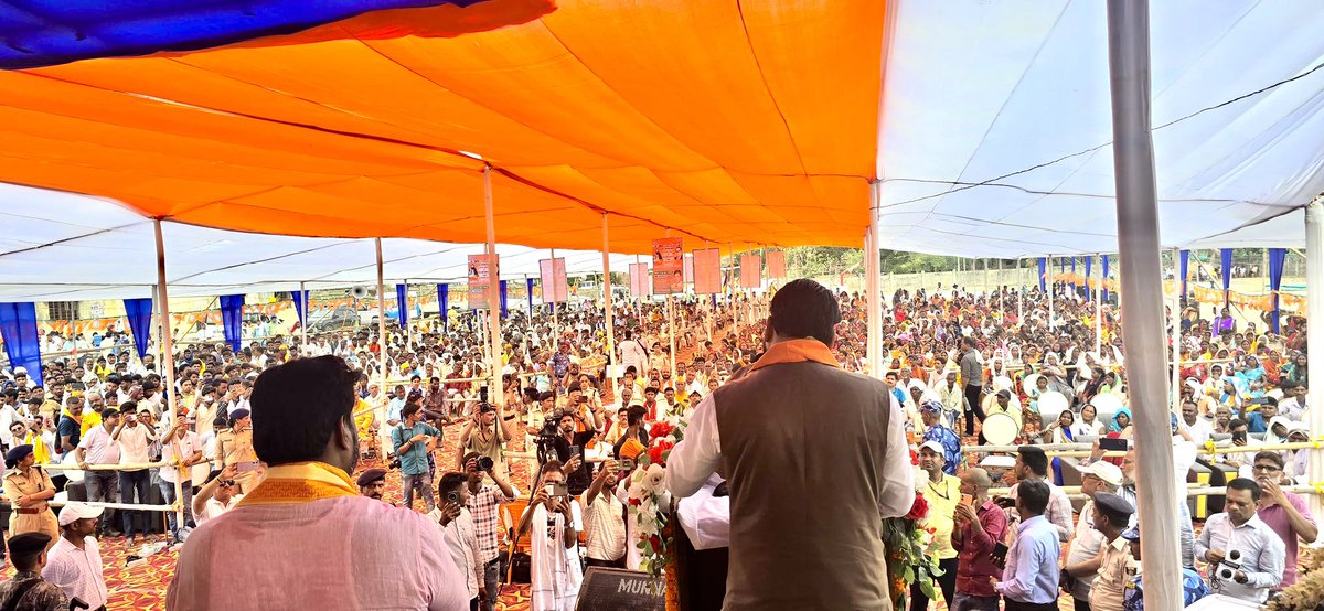 samrat4bjp's tweet photo. बाबा साहेब डॉ. अम्बेडकर,
मात्र व्यक्ति नहीं - महान विचार हैं!

रोहतास के चेनारी में बिहार सरकार के पूर्व मंत्री श्री मुरारी गौतम जी के द्वारा महान विधिवेत्ता, समाज सुधारक एवं भारत रत्न डॉ. भीमराव अंबेडकर जी की स्थापित प्रतिमा का अनावरण किया एवं संत शिरोमणि गुरू रविदास सम्मान समारोह सह भव्य सम्मेलन को संबोधित किया।

डॉ. अंबेडकर जी की यह प्रतिमा उन मूल्यों की निरंतर याद दिलाती रहेगी जिनके लिए उन्होंने अपना जीवन समर्पित किया।

जय भीम!

#BabasahebAmbedkar #Rohtas #Chenari #NDA4Bihar