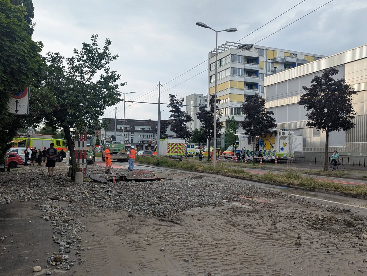 Schutz & Rettung ZH (@schutzrettungzh) on Twitter photo Grosseinsatz nach erneutem Wasserrohrbruch an der Wehntalerstrasse: Mehrere tausend Kubikmeter Wasser mit Schutt fluteten Strassen. Wasser drang in mehrere umliegende Wohnhäuser ein. Die Aufräumarbeiten dauern an.
Zur Medienmitteilung: bit.ly/4k1eOus
<a href="/StadtpolizeiZ/">Stadtpolizei Zürich</a> Grosseinsatz nach erneutem Wasserrohrbruch an der Wehntalerstrasse: Mehrere tausend Kubikmeter Wasser mit Schutt fluteten Strassen. Wasser drang in mehrere umliegende Wohnhäuser ein. Die Aufräumarbeiten dauern an.
Zur Medienmitteilung: bit.ly/4k1eOus
<a href="/StadtpolizeiZ/">Stadtpolizei Zürich</a>