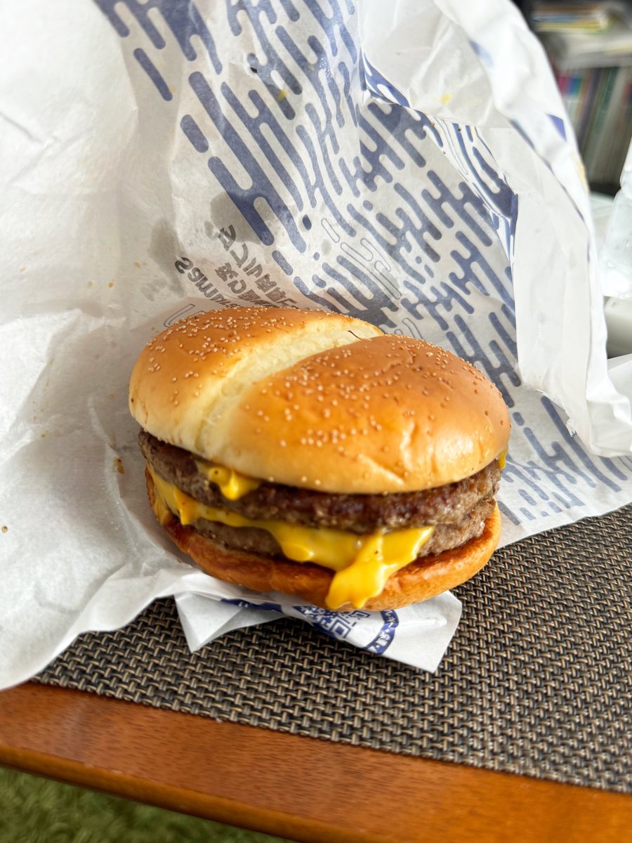 これがマックの炙り醤油風 ダブル肉厚ビーフ！？
なんかサムライっぽくない、けど美味しい♪