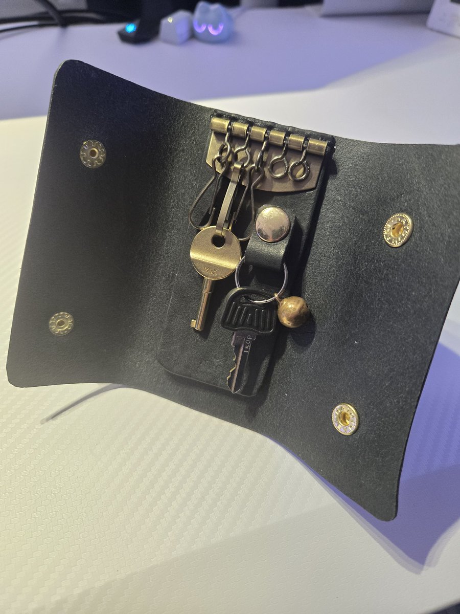 SayLeather's tweet photo. パスケースとキーケース作りました
#レザークラフト
#ハンドメイド https://t.co/cqtUcDHDxR