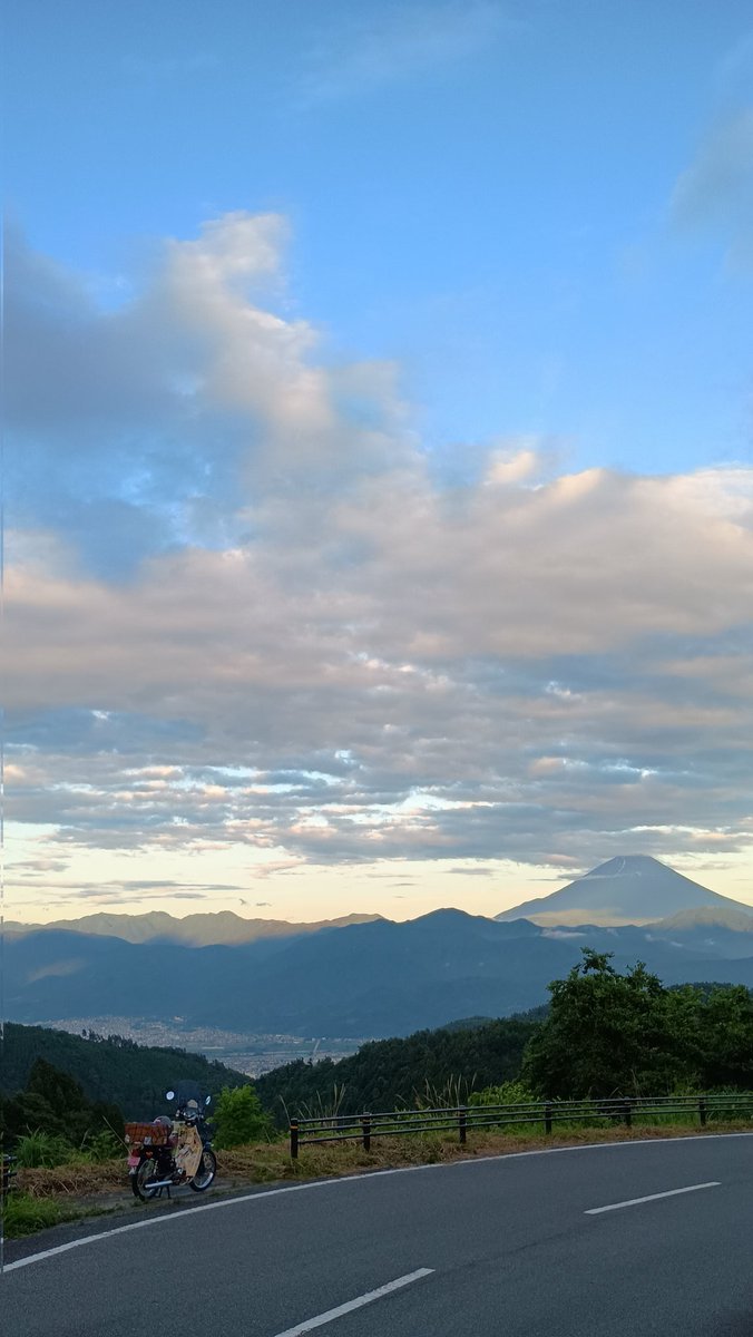 今日の用事を済ませ帰宅
午後6時からお弁当を貰いに行きがてら、近所をチョイ乗り
空が焼けそうな雰囲気です😀
#スーパーカブ
#伊奈ヶ湖
#氷室神社
#富士川町平林