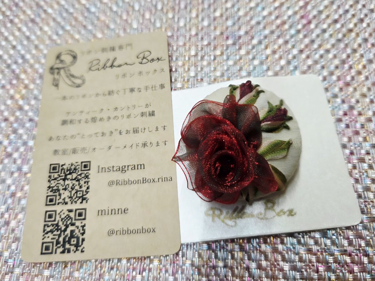 また地元のマーケットにてリボン刺繍のブローチを買ってしまった～♪

綺麗なのだよ😆