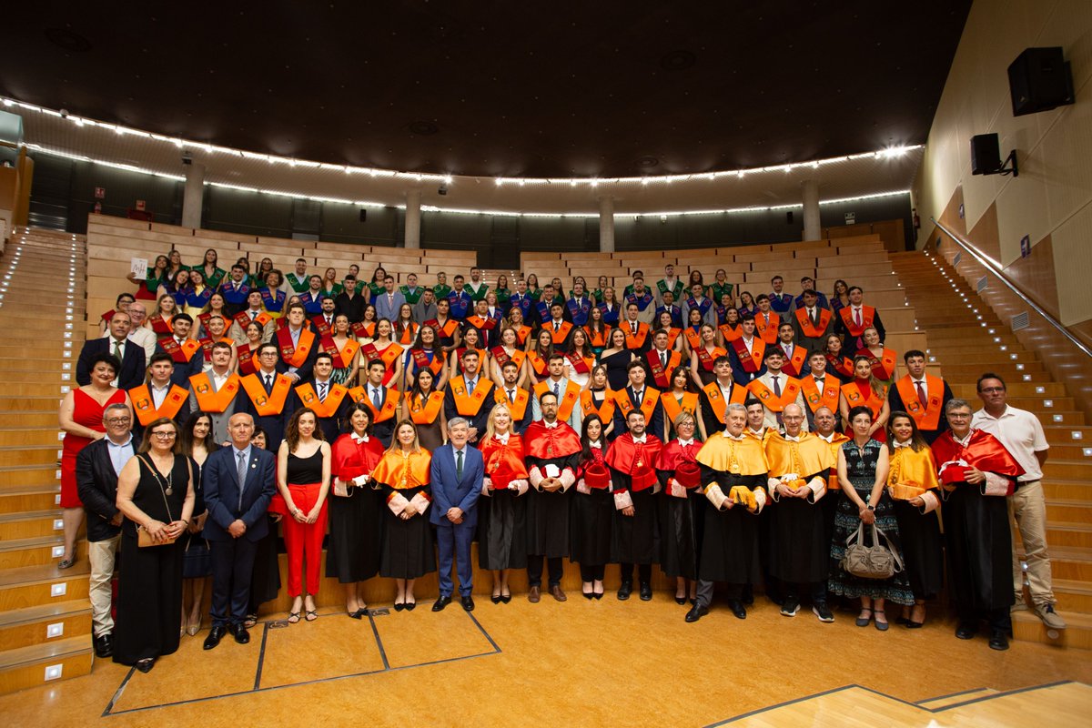 🎓 Emotiva graduación de la XII Promoción de ADE, Estadística y RRLL-RRHH, y V del Doble Grado en Derecho-ADE en la UMH. ¡Felicidades a los premiados y a todos los nuevos graduados! 👏 #GraduaciónUMH #OrgulloUMH
