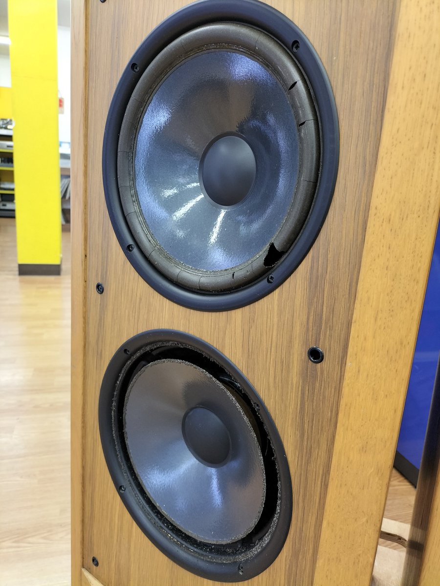 hf21144's tweet photo. インフィニティのジャンクスピーカー入りました！

どっしりと荘厳な佇まい

ウーファー劣化でボロボロになっておりますのでジャンクとなっております。ぜひご覧ください https://t.co/mbwDJ9qHsV