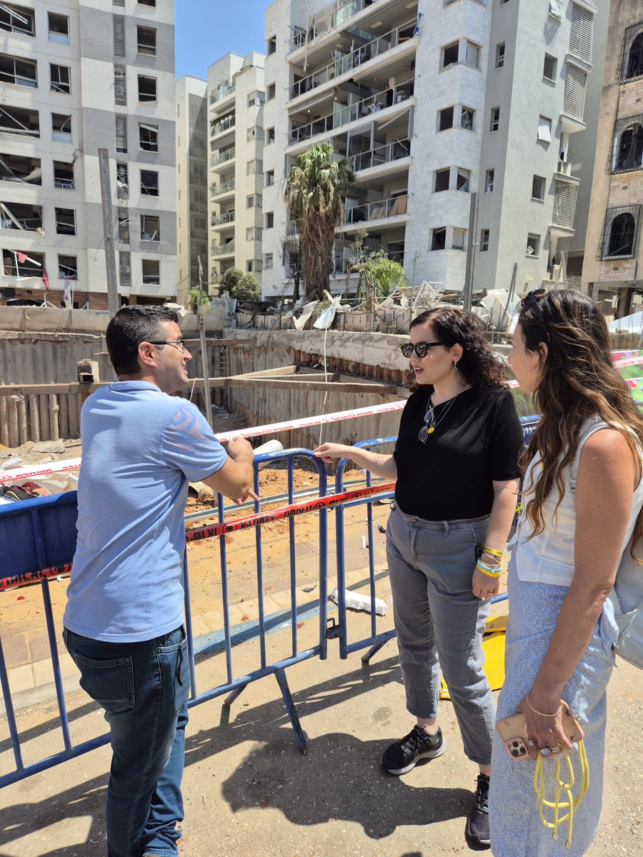 לא ספורט 5 (@nosport55) on Twitter photo בואו נבדוק משהו: מי לדעתכם הגיעו הבוקר למקומות שנפגעו הלילה - לראות, להקשיב ולנסות לעזור למאות האזרחים שנותרו ללא כלום?
האם אלו <a href="/avidichter/">Avi Dichter אבי דיכטר</a> ו-<a href="/zeev_elkin/">Zeev Elkin</a> שישבו בקבינט והתפוצצו מצחוק או <a href="/naamalazimi/">🎗 Naama Lazimi - נעמה לזימי</a> שמרגישה צורך אמיתי לפגוש את האנשים בשטח?
בין הפותרים נכונה יוגרלו 2 סמרטוטים 🧻🧻 בואו נבדוק משהו: מי לדעתכם הגיעו הבוקר למקומות שנפגעו הלילה - לראות, להקשיב ולנסות לעזור למאות האזרחים שנותרו ללא כלום?
האם אלו <a href="/avidichter/">Avi Dichter אבי דיכטר</a> ו-<a href="/zeev_elkin/">Zeev Elkin</a> שישבו בקבינט והתפוצצו מצחוק או <a href="/naamalazimi/">🎗 Naama Lazimi - נעמה לזימי</a> שמרגישה צורך אמיתי לפגוש את האנשים בשטח?
בין הפותרים נכונה יוגרלו 2 סמרטוטים 🧻🧻
