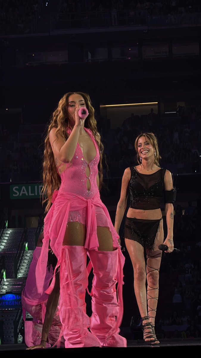 Quédate con quien te mire como <a href="/TiniStoessel/">tini</a> a <a href="/lolaindigomusic/">lola indigo | info oficial</a> 😍