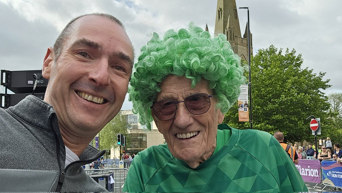 What a privilege to start off the #Leeds10K today with the Lord Mayor and I particularly loved the very loud and excited minis and juniors too!!  Great work <a href="/runforall/">Jane Tomlinson’s Run For All</a>  <a href="/BBCLeeds/">BBC Leeds</a>