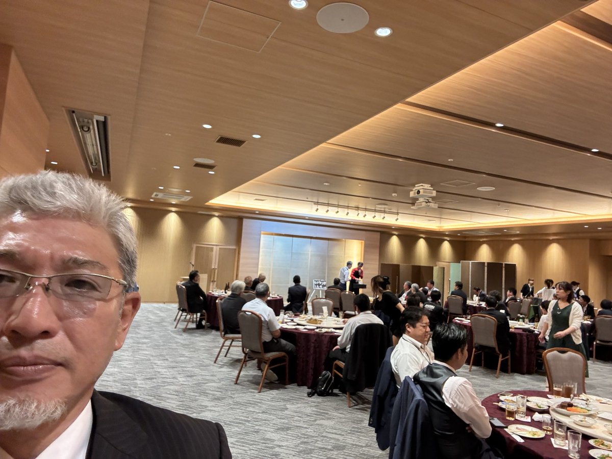 昨日は山口県自動車車体整備協同組合の第４４回通常総会でした😁今回は役員改選次期でした。多くの役員が変わりましたが、私は総務教育委員長続投で務めます。議案は無事承認されました。そして懇親会です😋からの二次会等々でした😅