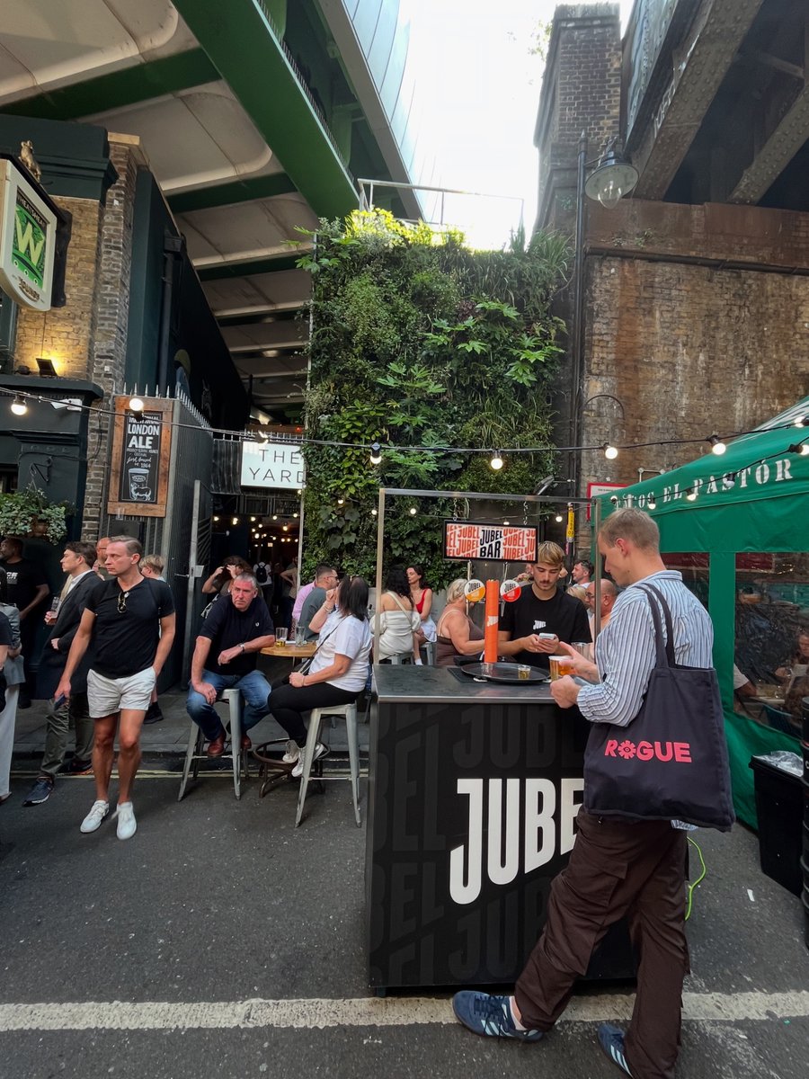Beer for the walk in Borough Market?

It doesn’t get much better than fresh Peach or Mango cut larger. 🍺😍

#jubel #boroughmarket #youngspub