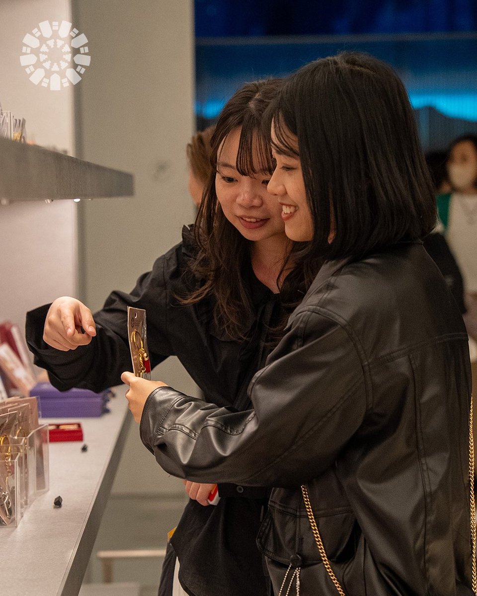 The gift shop at the Qatar Pavilion offers a curated selection of souvenirs inspired by the country’s heritage, nature, and design

يقدّم متجر الهدايا في جناح دولة قطر مجموعة مختارة من التذكارات المستوحاة من التراث القطري والطبيعة والتصميم.