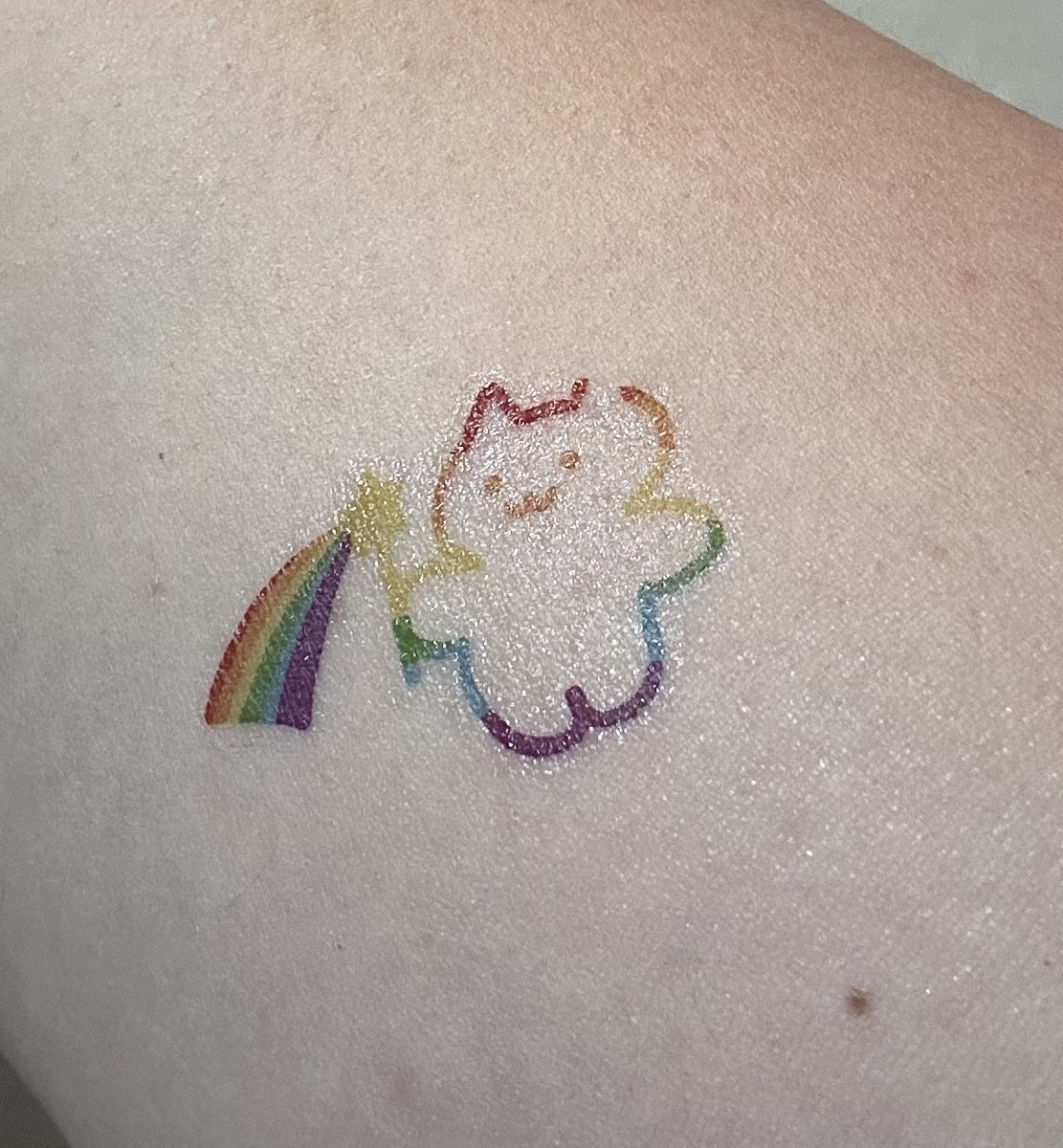 퀴퍼때 나눠준 타투스티커를 붙여봤는데 넘 꽤괞이라서 이런거 해볼까 잠깐 생각함. 근데 내 성격상 스티커만 에이미와인 하우스처럼 붙이고 안할듯. #타투 멀고도 어려운