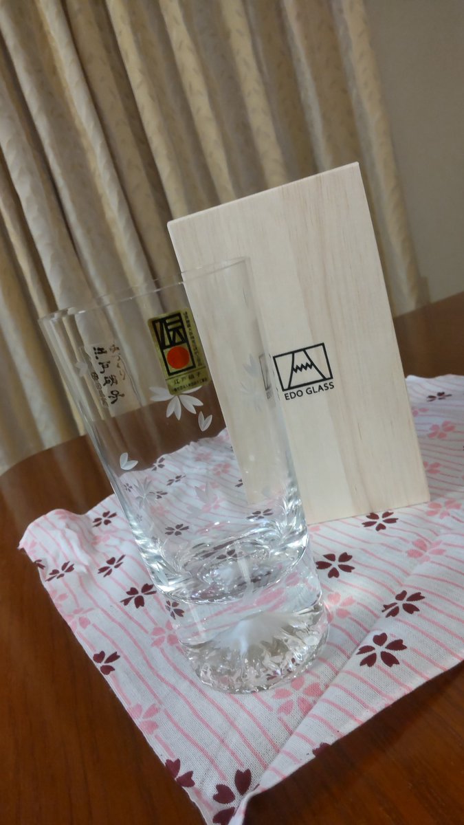 nobu_950's tweet photo. 息子たちから父の日が届きました✨🎁✨
お兄ちゃんからは洒落たグラス
弟くんからはプレミアム芋焼酎
今夜は美味しいお酒が飲めそうだ🎶

#父の日
#田島硝子
#富士山グラス
#桜切子グラス
#江戸硝子
#白玉酒造
#魔王 https://t.co/P9V7cPW58A