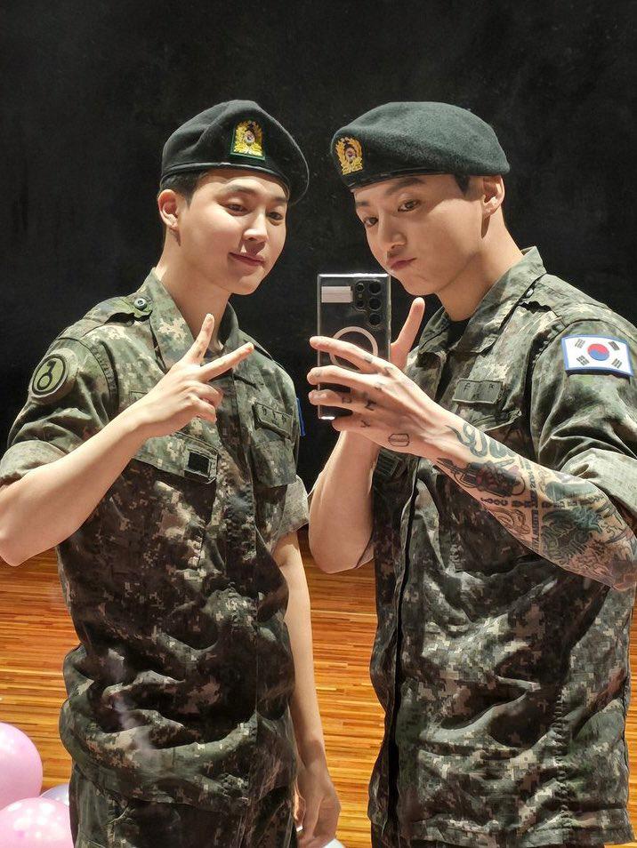ParkJimin874216's tweet photo. 우리는 집에 있어요! https://t.co/M2QugyXCJd