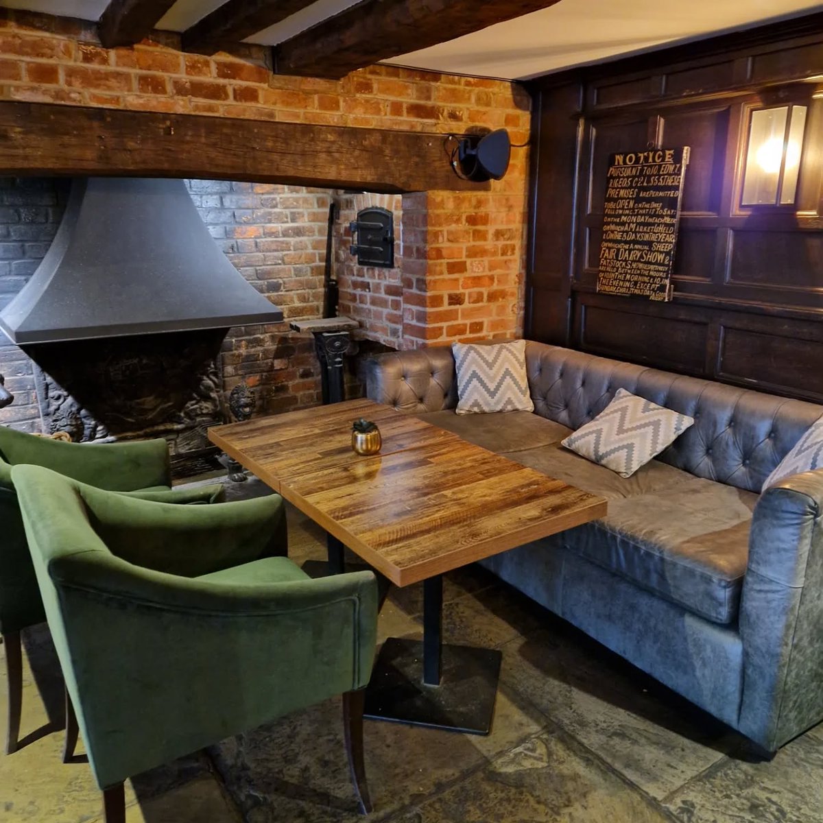 A warm welcome always awaits in our local pubs 🥰 
Happy National Pub Day!
discoverbuckingham.uk
