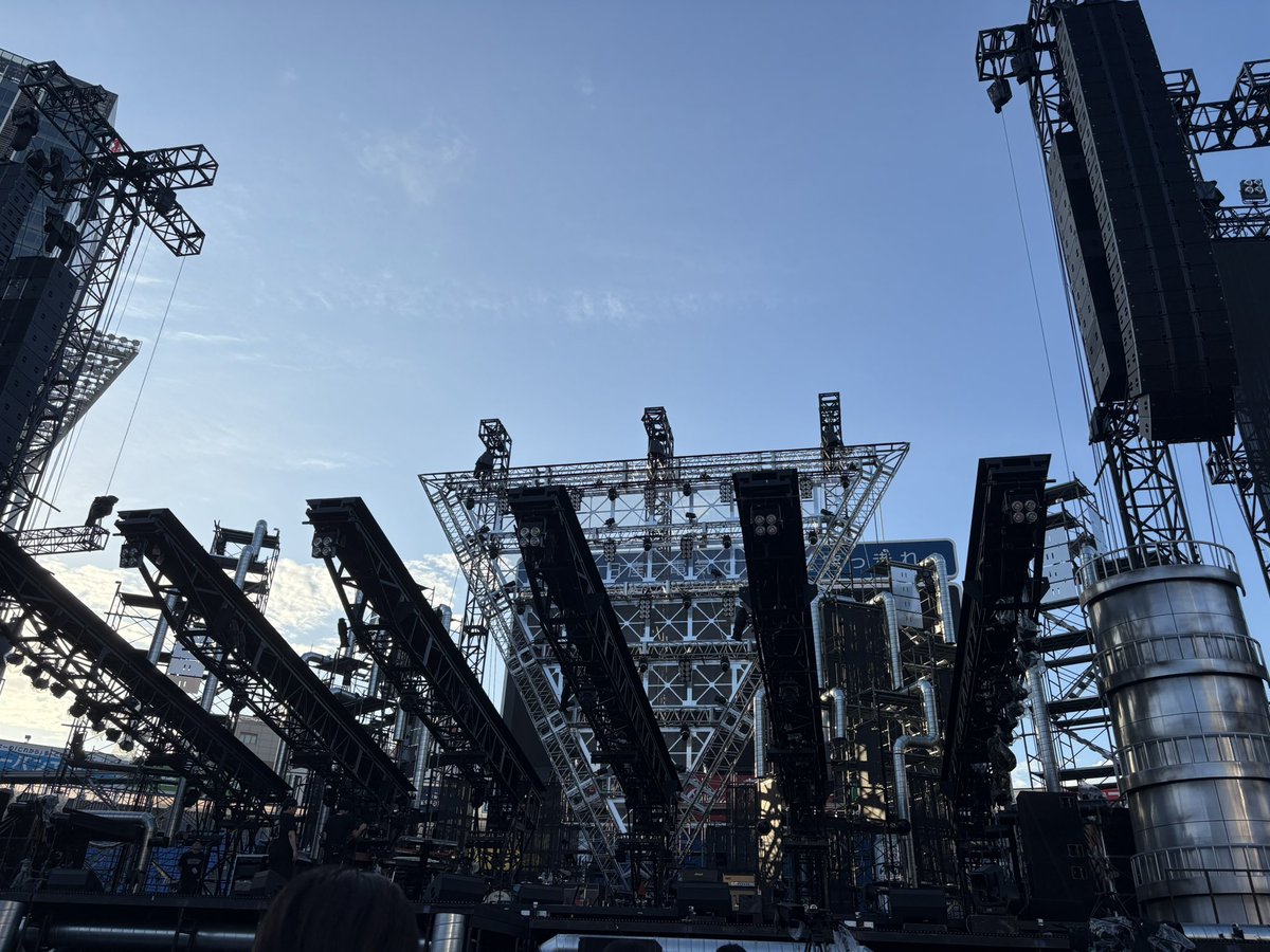 syamp000's tweet photo. 近すぎて死ぬ https://t.co/GalX6eC303