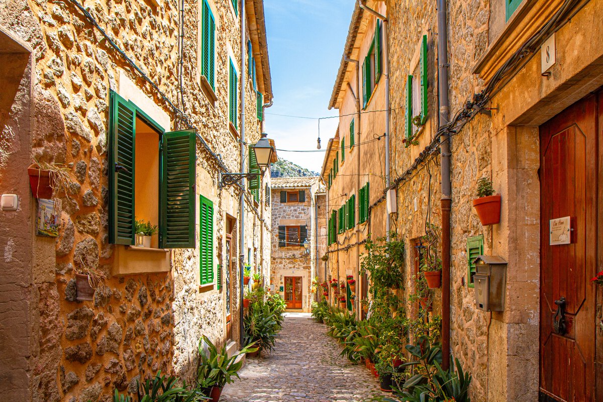 A solo 17 kilómetros de Palma, pero lejos de todo lo que corre deprisa, Valldemossa se esconde entre las montañas de la serra de Tramuntana como un secreto bien guardado. 🤫

Callecitas empedradas llenas de macetas, casas de piedra y el perfume de los olivos y almendros crean un
