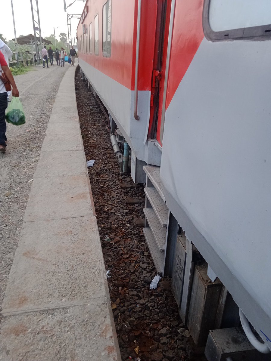 muditaakesar's tweet photo. @AshwiniVaishnaw A dangerous gap between train &amp; plateform at Domingarh railway station at Gorakhpur at NER . Plateform is also in bad condition with undulations.Honble Minister please look into. https://t.co/YOQrKW2XQi