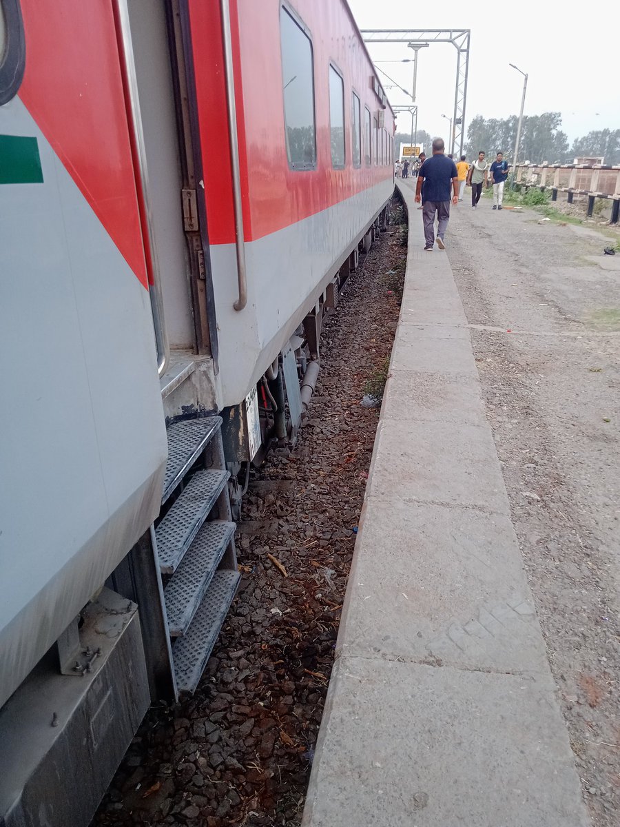 muditaakesar's tweet photo. @AshwiniVaishnaw A dangerous gap between train &amp; plateform at Domingarh railway station at Gorakhpur at NER . Plateform is also in bad condition with undulations.Honble Minister please look into. https://t.co/YOQrKW2XQi