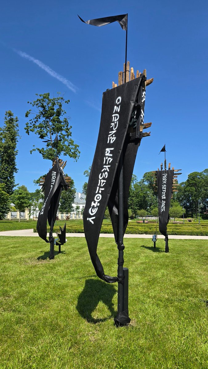 smatyjaszewski's tweet photo. Czarne weksylia - Park Sztuki, Biała Podlaska 2025 #art #ParkSztuki #weksylia #instalacja #Matyjaszewski https://t.co/rP2Qbm958H