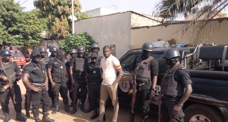 KNLangueh's tweet photo. #Togo🇹🇬
L'acte de #Torture est un #crime #imprescriptible. La bande des #tortionnaires au milieu duquel se trouve l'officier #Douti_Yendoubé, l'homme en blanc(photo)
La @CourPenaleInt @amnesty @AmnestyTogo @FranceauTogo @USEmbassyLome @AmbUETogo doivent réagir contre les auteurs https://t.co/WzvNMx5wvz