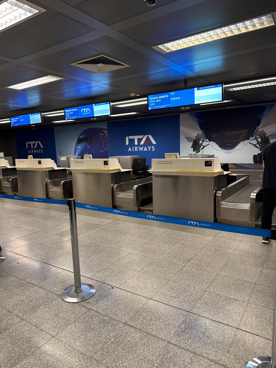 giacchetti90's tweet photo. Cara @ITAAirways, ma era possibile immaginarsi che la gente… partisse? E che fosse necessaria una turnazione adeguata a Linate? https://t.co/mFDwvRLMPH