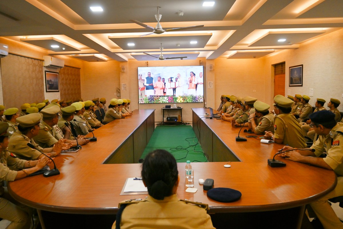 adgzoneagra's tweet photo. उ0प्र0पु0 भर्ती-2023 के सफल अभ्यर्थियों को आज दि0 15.06.25 को जनपद लखनऊ में नियुक्ति पत्र वितरण के प्रसारण के ऐतिहासिक कार्यक्रम को #adgzoneagra श्रीमती अनुपम कुलश्रेष्ठ, स्टाफ आफिसर श्री ओजस्वी चावला व जोन कार्यालय में नियुक्त समस्त पुलिस ��धिकारी/कर्मचारीगण द्वारा जोन कार्यालय में देखा गया ।

#YuvaShaktiUPP 
#UPPoliceRecruitment
@Uppolice @homeupgov @dgpup