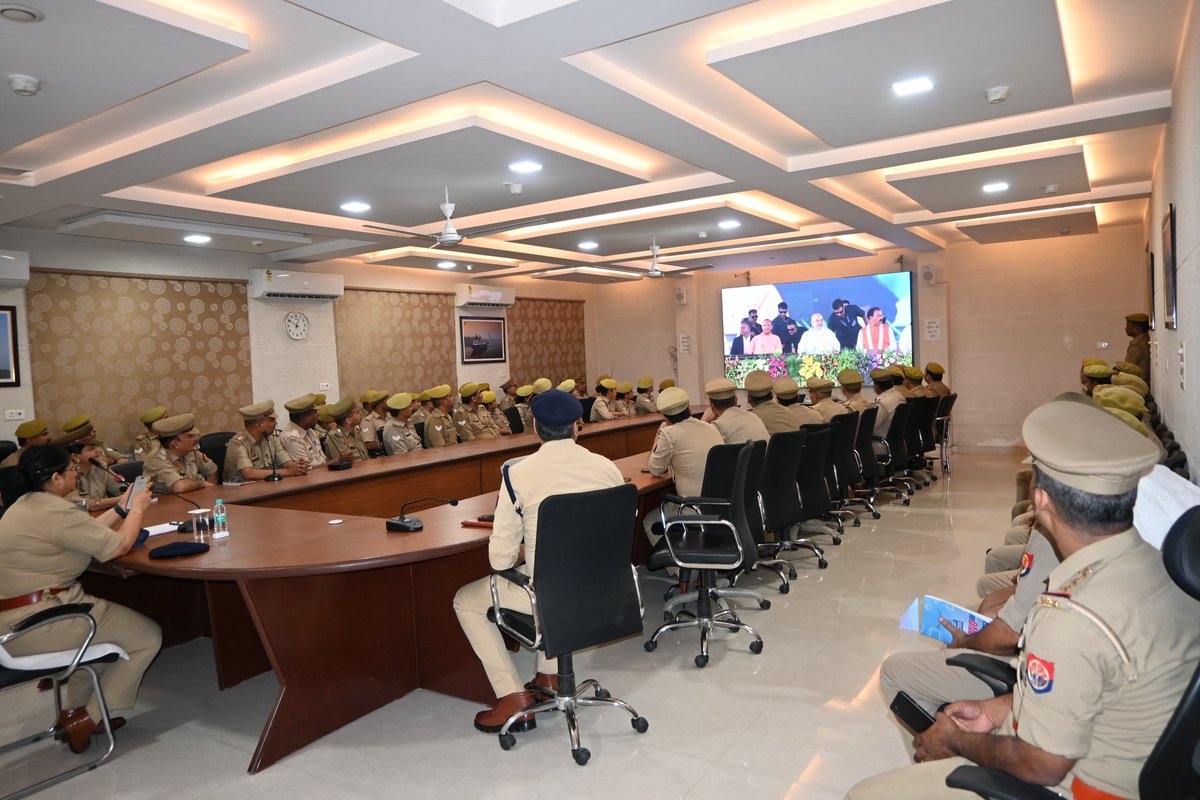 adgzoneagra's tweet photo. उ0प्र0पु0 भर्ती-2023 के सफल अभ्यर्थियों को आज दि0 15.06.25 को जनपद लखनऊ में नियुक्ति पत्र वितरण के प्रसारण के ऐतिहासिक कार्यक्रम को #adgzoneagra श्रीमती अनुपम कुलश्रेष्ठ, स्टाफ आफिसर श्री ओजस्वी चावला व जोन कार्यालय में नियुक्त समस्त पुलिस ��धिकारी/कर्मचारीगण द्वारा जोन कार्यालय में देखा गया ।

#YuvaShaktiUPP 
#UPPoliceRecruitment
@Uppolice @homeupgov @dgpup