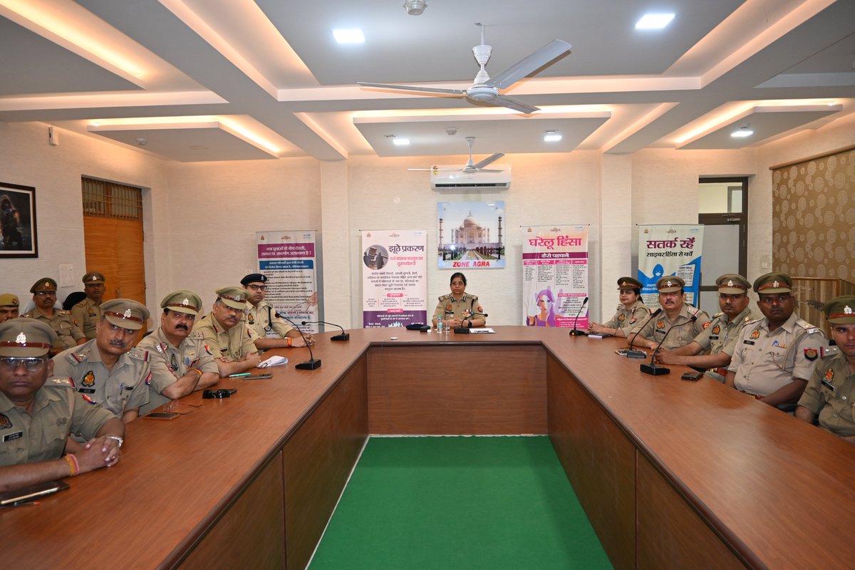 adgzoneagra's tweet photo. उ0प्र0पु0 भर्ती-2023 के सफल अभ्यर्थियों को आज दि0 15.06.25 को जनपद लखनऊ में नियुक्ति पत्र वितरण के प्रसारण के ऐतिहासिक कार्यक्रम को #adgzoneagra श्रीमती अनुपम कुलश्रेष्ठ, स्टाफ आफिसर श्री ओजस्वी चावला व जोन कार्यालय में नियुक्त समस्त पुलिस ��धिकारी/कर्मचारीगण द्वारा जोन कार्यालय में देखा गया ।

#YuvaShaktiUPP 
#UPPoliceRecruitment
@Uppolice @homeupgov @dgpup