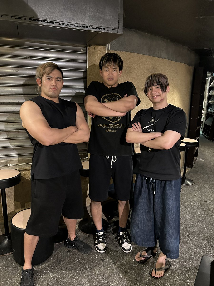 noah_inahata's tweet image. #jstage さん初参戦ありがとうございました！

JTOとは違ったお客さんとプロレスの雰囲気が刺激的でした！

皆さんのリアクションも素晴らしかったです！👏

勝利後の腕組み写真。

今度はみんな揃って腕組みながら、ズボンの紐出して、靴で写真撮りましょう！

#pw_jto
