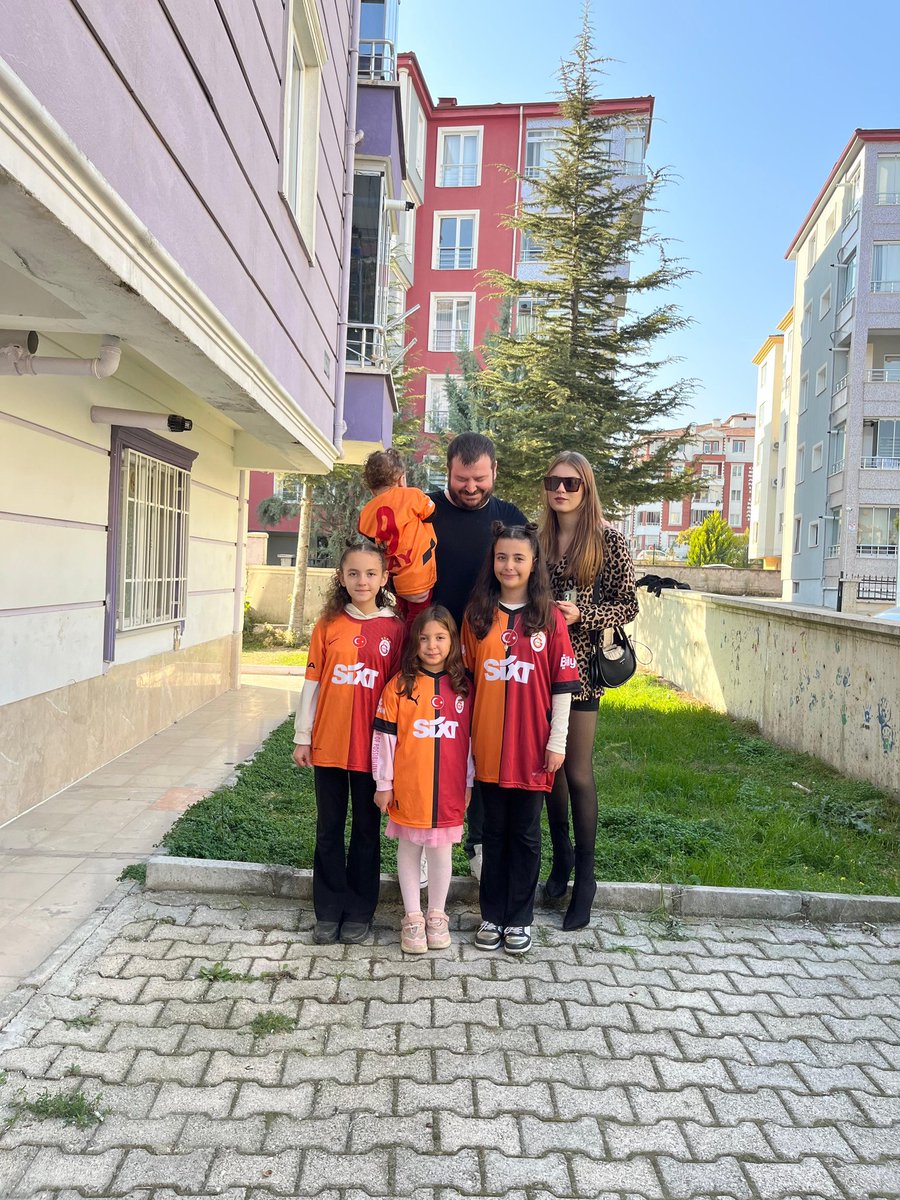 5 kız çocukla babalar günü fotoğrafı 😀 Teşekkür ederiz, iyi yayınlar. Sizin de babanızın babalar gününü kutlarım sizin gibi değerli bir insanı yetiştirdiği için <a href="/denizsatar/">Deniz Satar</a> 🌸 #YasasınHaftaSonu