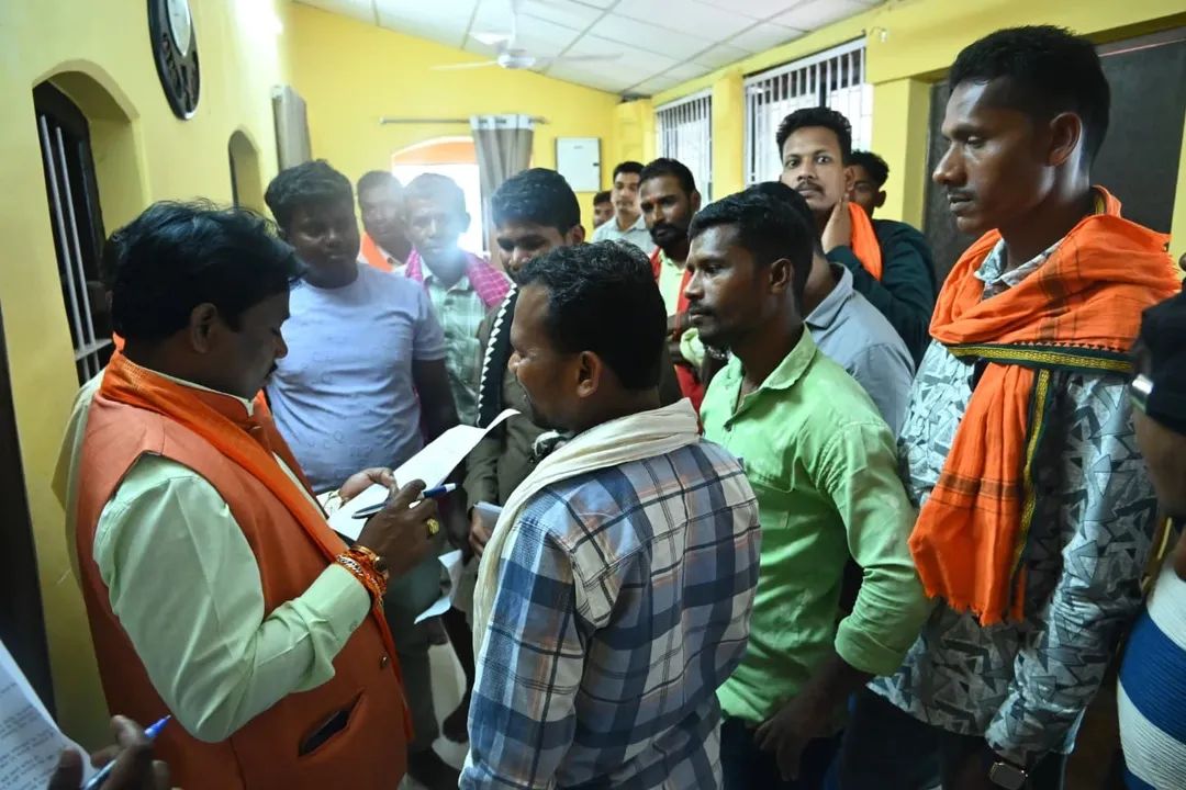 Mahesh Kashyap (@mahesh_ji_bjp) on Twitter photo рдЬрдирддрд╛ рдХреА рд╕рдорд╕реНрдпрд╛рдПрдБ рд╣реА рдореЗрд░реА рдкреНрд░рд╛рдердорд┐рдХрддрд╛ рд╣реИрдВред
рдЖрдЬ рдирд┐рдЬ рдирд┐рд╡рд╛рд╕ рдкрд░ рдХреНрд╖реЗрддреНрд░рд╡рд╛рд╕рд┐рдпреЛрдВ рд╕реЗ рд╕реАрдзреЗ рд╕рдВрд╡рд╛рдж рдХрд░ рдЙрдирдХреА рд╕рдорд╕реНрдпрд╛рдПрдБ рд╕реБрдиреАрдВ
рдФрд░ рддреБрд░рдВрдд рдирд┐рд░рд╛рдХрд░рдг рдХреЗ рдирд┐рд░реНрджреЗрд╢ рджрд┐рдПред
#maheshkashyap #bastar #merabastar #merijanta
#seva #jagdalpur #jantaserishta #jansamwad #politicallife #politician #BastarPride рдЬрдирддрд╛ рдХреА рд╕рдорд╕реНрдпрд╛рдПрдБ рд╣реА рдореЗрд░реА рдкреНрд░рд╛рдердорд┐рдХрддрд╛ рд╣реИрдВред
рдЖрдЬ рдирд┐рдЬ рдирд┐рд╡рд╛рд╕ рдкрд░ рдХреНрд╖реЗрддреНрд░рд╡рд╛рд╕рд┐рдпреЛрдВ рд╕реЗ рд╕реАрдзреЗ рд╕рдВрд╡рд╛рдж рдХрд░ рдЙрдирдХреА рд╕рдорд╕реНрдпрд╛рдПрдБ рд╕реБрдиреАрдВ
рдФрд░ рддреБрд░рдВрдд рдирд┐рд░рд╛рдХрд░рдг рдХреЗ рдирд┐рд░реНрджреЗрд╢ рджрд┐рдПред
#maheshkashyap #bastar #merabastar #merijanta
#seva #jagdalpur #jantaserishta #jansamwad #politicallife #politician #BastarPride