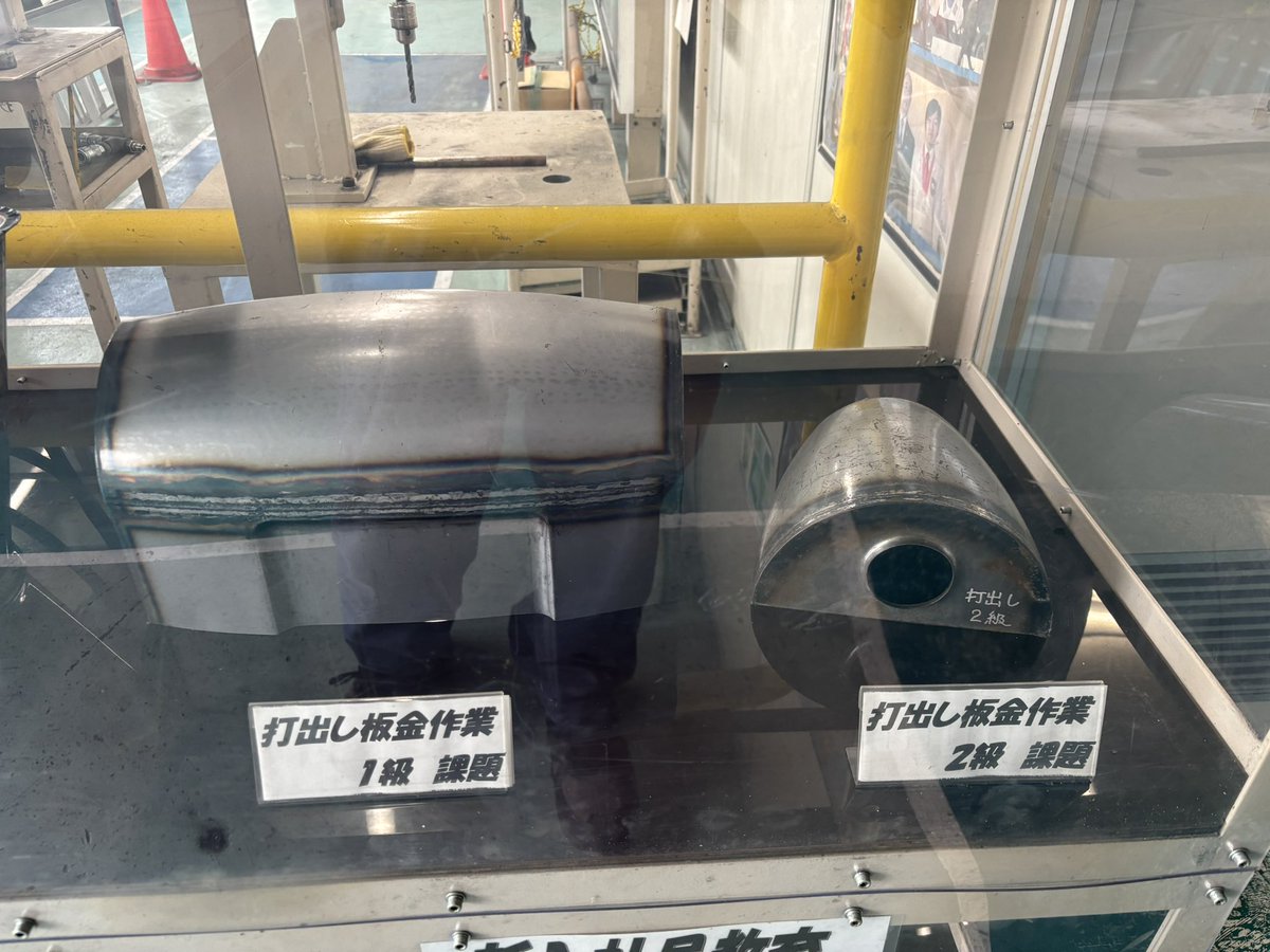 今日は朝からマツダ防府工場の車体科に職業技能検定の打ち出し板金の外部検定員でした😅今日は一級と二級の試験がありました。受験者は日々の業務の後や休日に4月始めから練習していて、今日の検定試験にのぞまれてました😁今日と来週再来週の日曜日に検定試験があるんで私は検定員として頑張ります😅