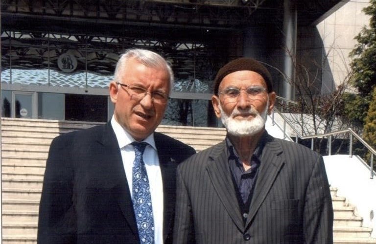 Evlâdının ardında her daim dağ gibi duran, en büyük destekçimiz Babalarımızın #BabalarGünü kutlu olsun!
Rahmet-i rahmana kavuşan can babalarımıza ve bütün ölmüşlerimize rahmet olsun