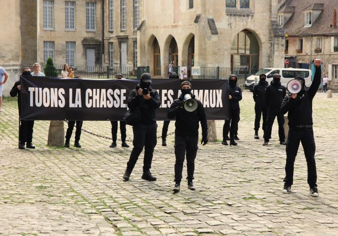 FrancAller_info's tweet photo. Les #chasseurs sont une milice #fasciste #paramilitaire, épisode 42 000.

Puisqu'on vous le dit.

#Antispécisme #Vegan 
#Chasse #ChassePartage 
#IlsSachentNousChassons 

* Demain, ils s'en prendront à vous, les gens...
Parce que vous mangez de la viande, des oeufs. Que vous buvez du lait. 
Parce que votre chat n'est pas nourri aux croquettes vegans.
Ou que vous ne soutenez pas l'interdiction des chiens d'aveugles, de secourisme et autres chiens de travail.
Sans parler de l'équitation, ou de l'aquariophilie... 
Ni même de l'exploitation des abeilles.