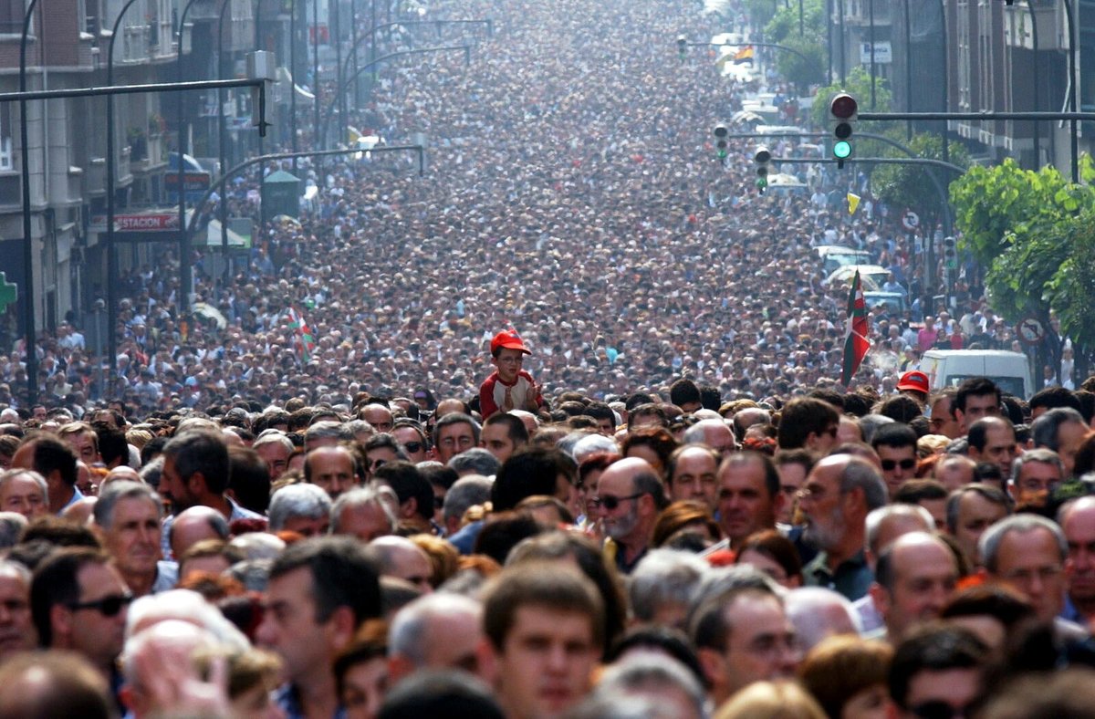 2002/06/16. Manifestazio handi eta zabala izan zen Bilbon "Ilegalizazioari ez. Proiektu guztiak, Ideia Guztiak, Pertsona Guztiak" lelopean. Mobilizazioarekin bat egin zuten EAJ, EA, EB eta Aralarreko ordezkariek.   

[Argazkia: Marisol Ramirez]
  
#BilboHariGorria 
#Batasuna