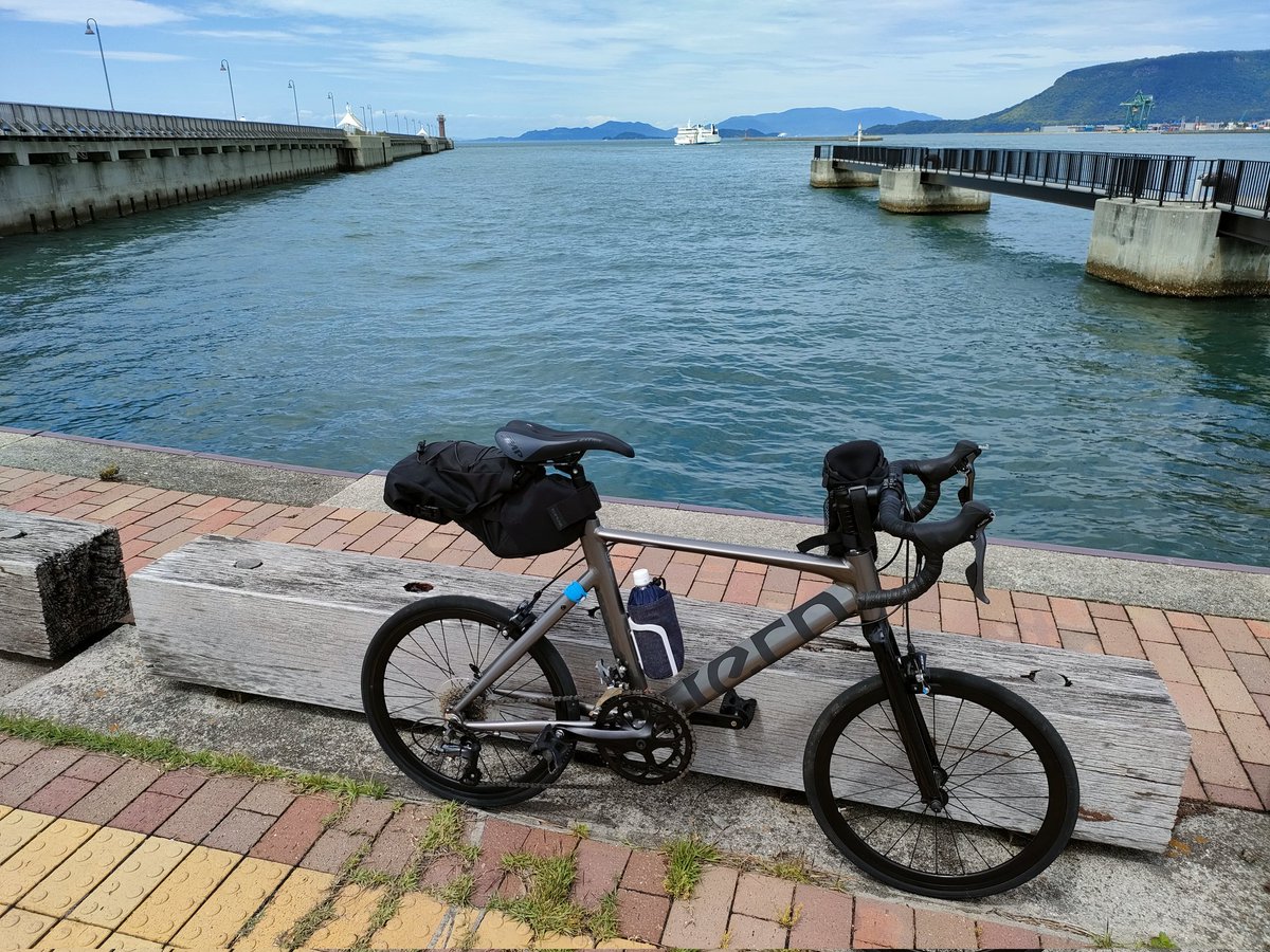 yurucyclist's tweet photo. 今日は天気回復したんで、近所の海までポタリング🚴

サイコンも付けずにゆるゆると〜

薄雲と風があって気持ち良かったー👍

雲が取れると激暑だったけど😅

明日はもう熱中症警戒アラートが出てるんで気をつけましょー🫡

#ロードバイク https://t.co/RtPzkAGHks