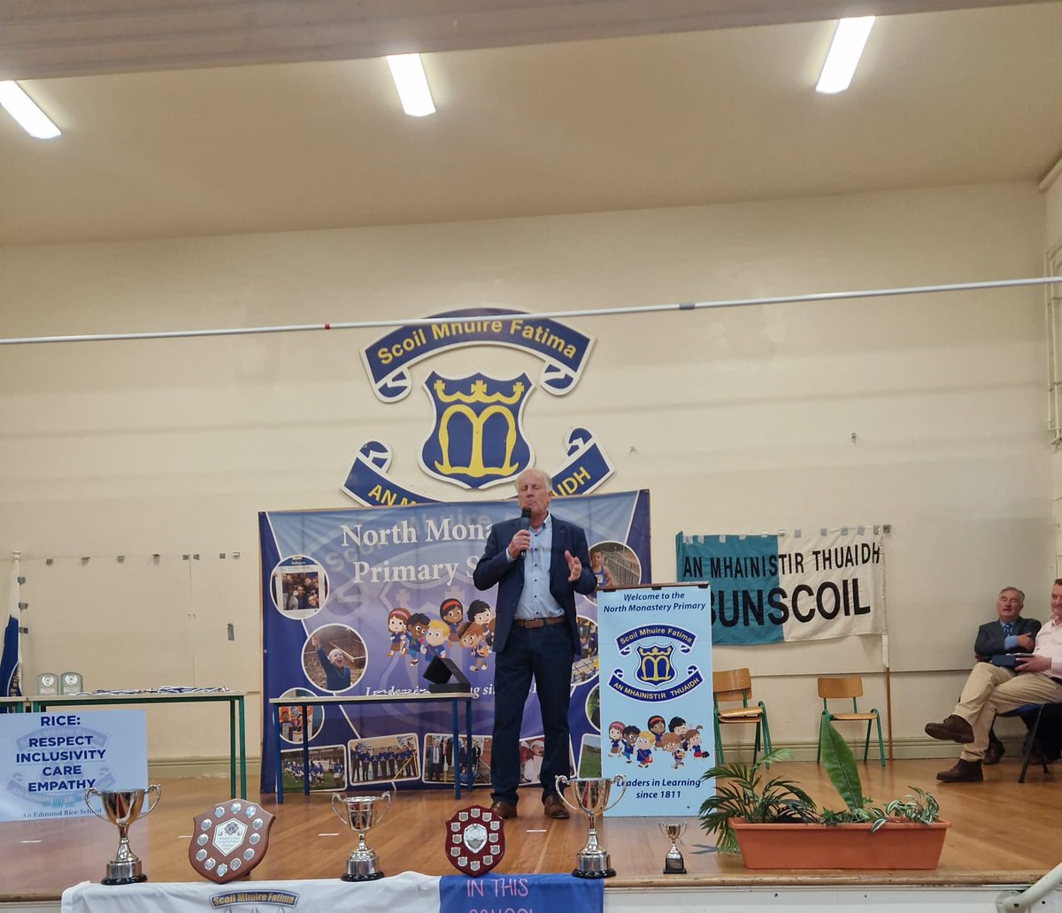We were thrilled to honour Donal O'Grady as our Past Pupil of the Year at our Awards Night!

A proud moment as Donal presented medals to our Sciath na Scol teams

And a huge thank you to Donal, for inspiring the next generation of athletes and leaders!

Mon abú 🔵⚪