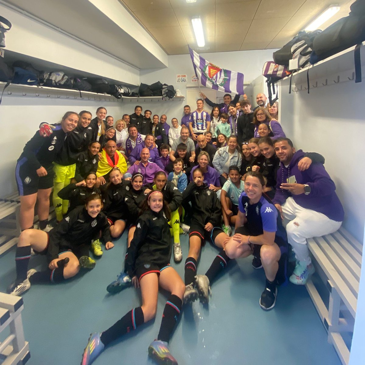 🔝💜 ¡Partidazo para estar en semis!

Nuestras infantiles superaron en un apasionante encuentro (2-3) al Real Sporting de Gijón, y avanzan en el Trofeo San Bernabé que se disputa en Cantabria.

⚽️ Valeria, Sandra y Carlota hicieron los goles.

¡ENORMES!

#pucela #RVFemenino