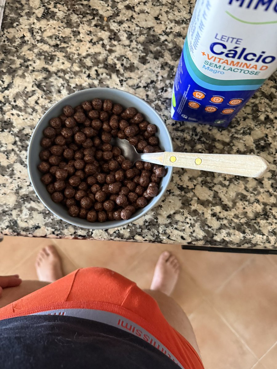 Bom domingo! 🤩

Preferes para baixo ou para o lado?

E os cereais com ou sem leite? 😈

#sunday #goodmorning #breakfast #gay #bulge #slips #underwear