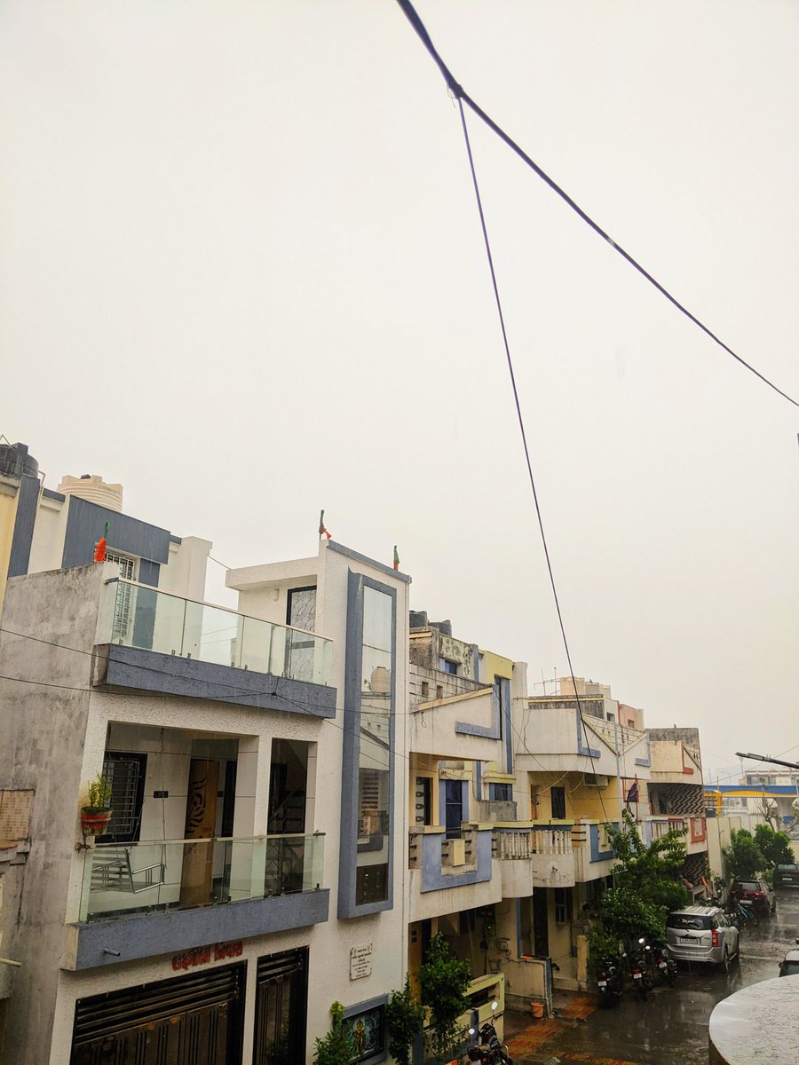 DARSHAKBALDANI3's tweet photo. #સુરત
#surat
#rainalert
#rain
🌟 સુરત માં ગાજ-વીજ સાથે વરસાદ.
🌟 માંડ માંડ ગરમીથી છુટકારો મળ્યો. https://t.co/L6rwBgSk4z