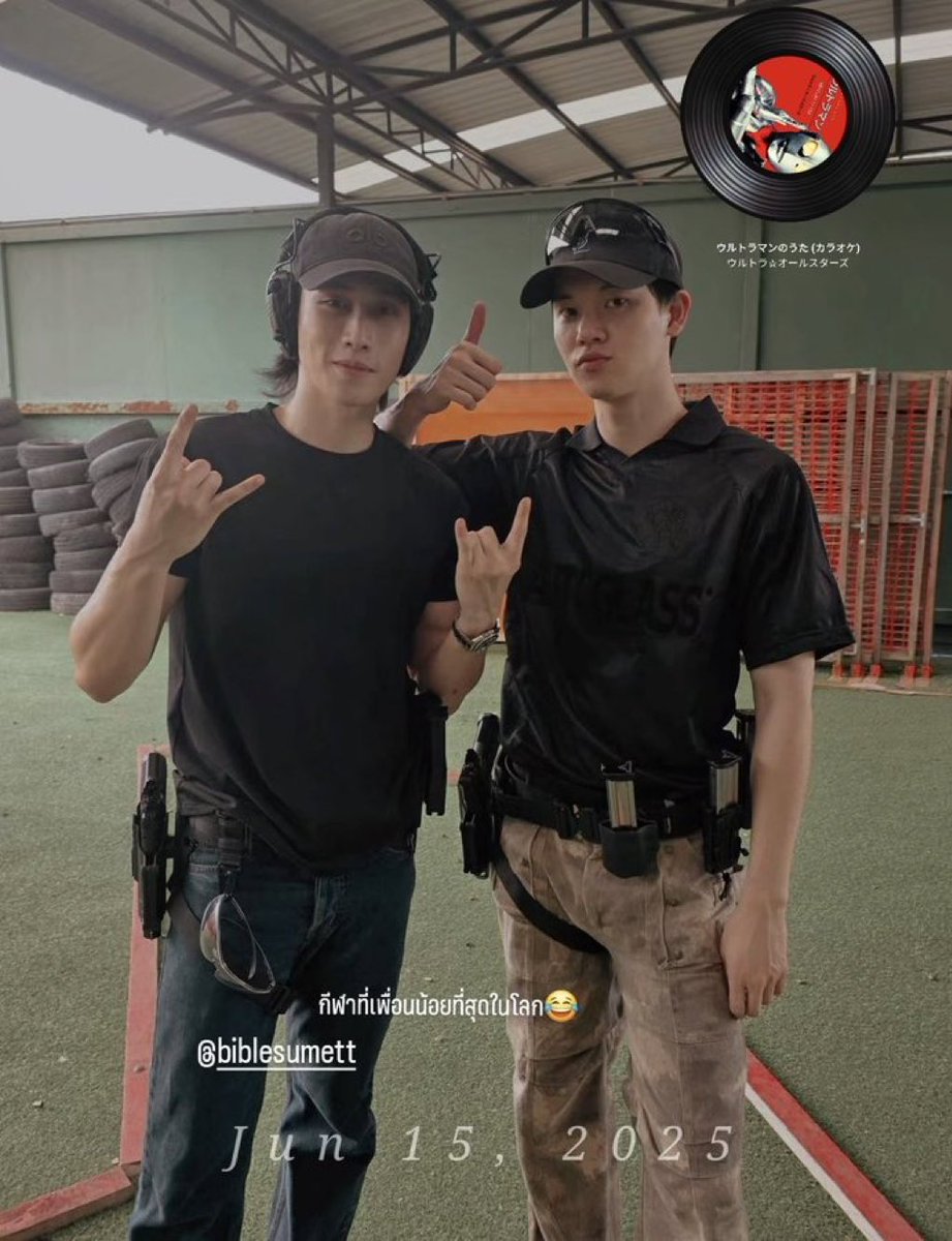 WanaAnanYW's tweet photo. แก…แล้วคือต้องมีความสนิทกันระดับนึงจริงๆนะ เพราะหยิ่นก็เป็นคนที่ไม่ใช่จะไปแตะตัวใครง่ายๆเพราะขี้เกรงใจอ่ะ ไบเบิ้ลก็ด้วยอั่ยเด็กอินโทรเวิร์ดอ่ะ นี่คือเอามือท้าวไหล่กันได้แล้วอ่ะ ฮือออออ ดีใจว่ะ https://t.co/d3O8nEsfXy