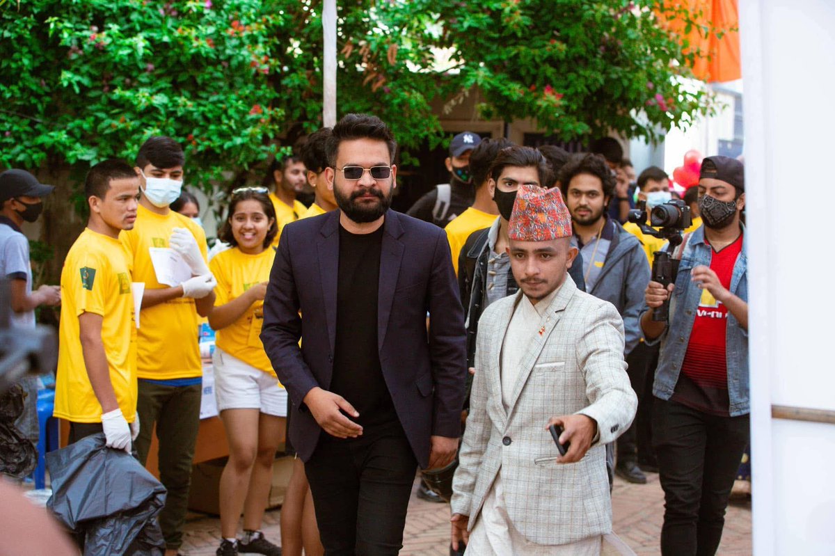 विश्वास पनि कसको गर्नु बालेनलाई बाटो देखाउने भाई नै गलत बाटो हिँडेपछि । 😄🤣