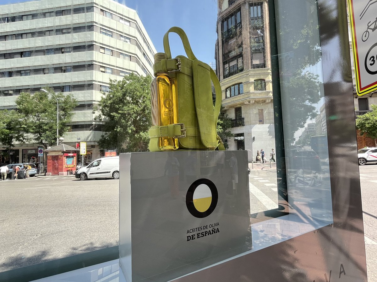 Un aceite tan bueno que la gente se lo lleva de los mupis de <a href="/clearchannelES/">Clear Channel Spain</a>… y de paso pillan el bolso para llevarlo cómodamente.