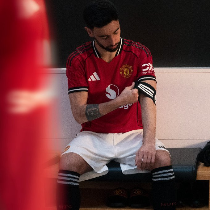 UnitedDaily2025's tweet photo. @ManUtd Captain Bruno Fernandes is looking fresh in his new kit! 🔴⚽️ Can the skipper lead Manchester United to glory this season. #MUFC #BrunoFernandes #Captain #FreshKit #RedDevils https://t.co/6Pof2Hstj2