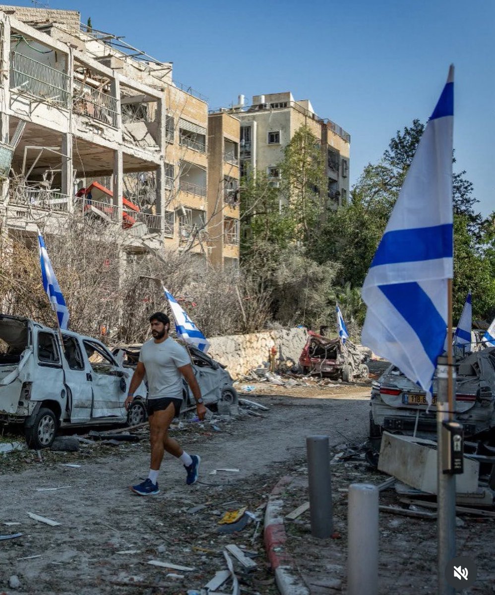 julienbahloul's tweet photo. Israël fait le sale boulot de l'humanité en frappant le régime iranien pour l'empêcher d'obtenir l'arme nucléaire. 

La communauté internationale pourrait avoir la décence d'en faire plus pour protéger les civils israéliens frappés par des missiles Iraniens. https://t.co/jcltrwk2DT